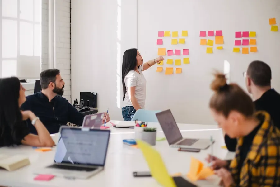 Nhóm marketing phối hợp triển khai chiến dịch