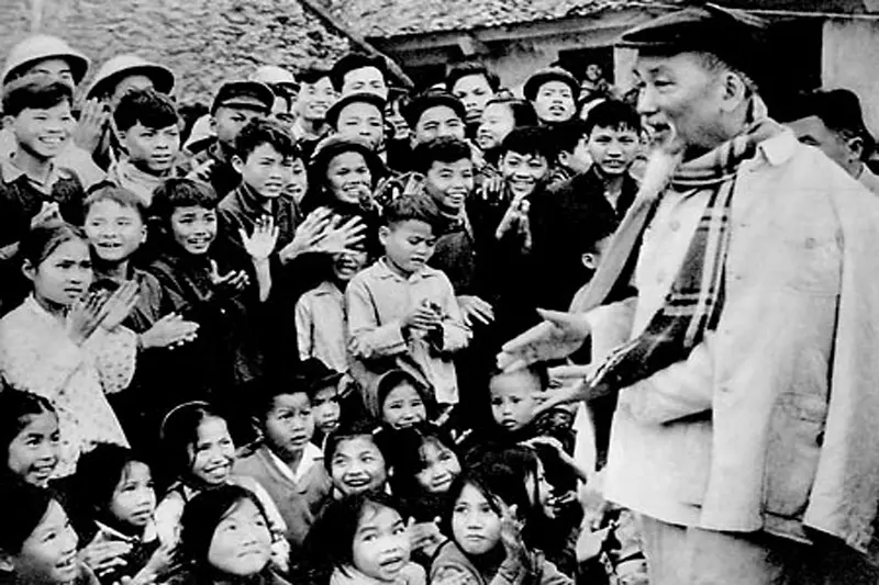 Bài học khởi nghiệp từ Chủ tịch Hồ Chí Minh - Bác Hồ với các cháu thiếu nhi Hà Bắc